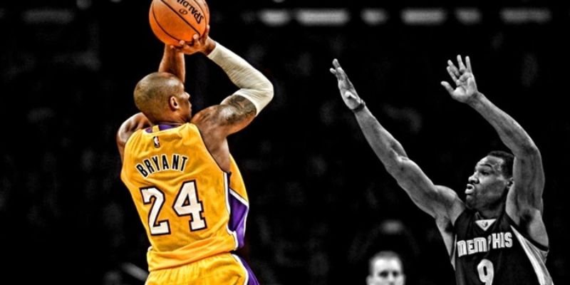 Cách ném bóng rổ Tập trung ném bóng rổ vào mục tiêu